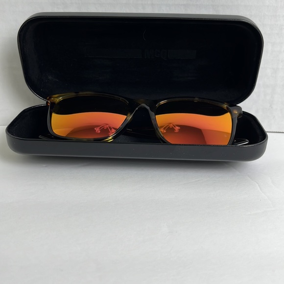 McQ By ALEXANDER MCQUEEN POLARIZED Sunglasses - Picture 4 of 4